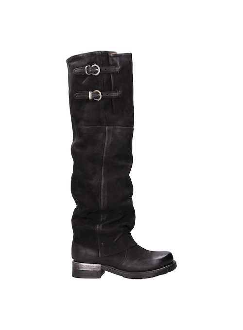 Bota de mujer artesanal italiana, destacando en cualquier outfit urbano.