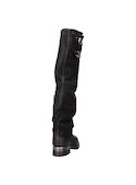 Bota alta de diseño audaz, ideal para un look moderno y urbano.