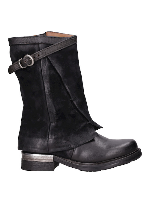 Botín negro de mujer con detalles metálicos, adecuado para looks urbanos y bohemios.