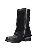 Botín negro de cuero para mujer con diseño urbano y detalles metálicos, ideal para un look rockero.