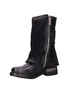 Botín negro de cuero para mujer con diseño urbano y detalles metálicos, ideal para un look rockero.