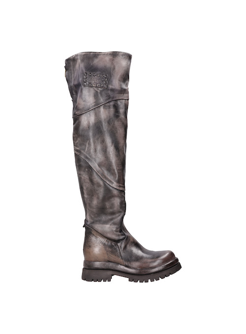 Bota alta de cuero negro, con un diseño que impone tendencia y refleja personalidad.