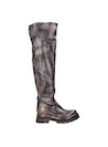 Bota urbana de mujer en negro, con puntada redonda y estilo rompedor, adecuada para diversas actividades.