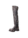 Bota alta de cuero negro para mujer, estilo urbano, con detalles metálicos y acabado brillante.