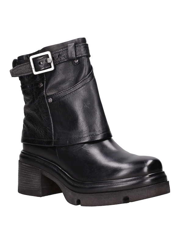Botín de cuero negro con textura suave, ideal para un look contemporáneo con jeans ajustados.
