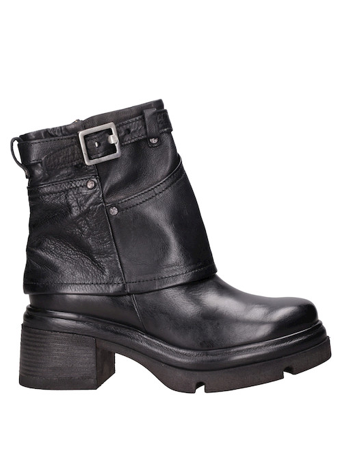 Botín de cuero negro con textura suave, ideal para un look contemporáneo con jeans ajustados.