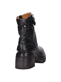 Botín urbano de cuero italiano negro, perfecto para combinar con vestidos de cuero.