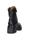 Botín urbano de cuero italiano negro, perfecto para combinar con vestidos de cuero.