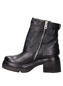 Botín negro de mujer con taco bloque de 6.5 cm, ideal para looks vanguardistas.