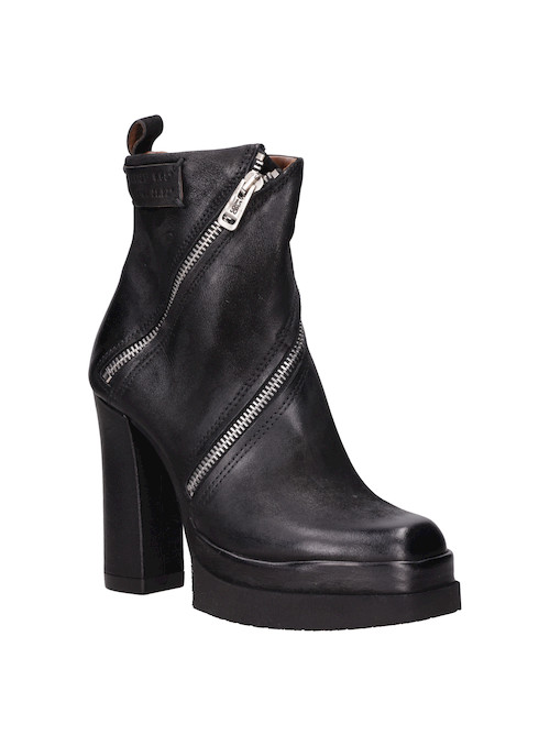 Estilo urbano en botín negro de cuero para mujer, que impone moda con cada paso gracias a su altura.