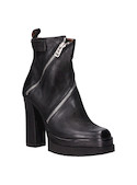 Estilo urbano en botín negro de cuero para mujer, que impone moda con cada paso gracias a su altura.