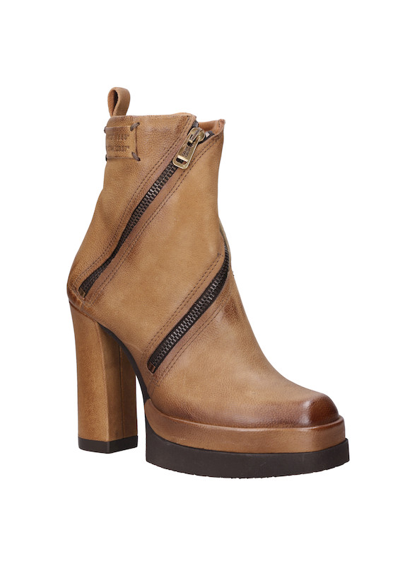 Botín de mujer en tono camel, combina con chaqueta de cuero para un look audaz.