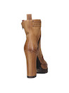 Botín urbano de mujer en color camel, ideal para looks con jeans ajustados.