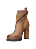 Botín de mujer camel de cuero italiano con diseño urbano y acabado mate.