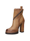 Botín de mujer camel de cuero italiano con diseño urbano y acabado mate.
