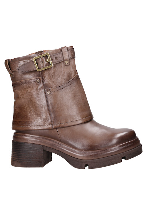 Estilo desafiante y personalidad en botín urbano de cuero para mujer.