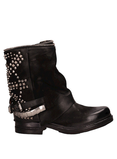 Botín de cuero negro para mujer, estilo urbano, recomendado para combinar con jeans y chaqueta.