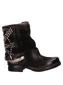 Botín urbano negro de mujer en cuero, ideal para looks impactantes con vestidos o jeans.