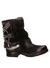 Botín urbano negro de mujer en cuero, ideal para looks impactantes con vestidos o jeans.