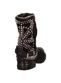Botín negro para mujer, diseño urbano con detalles metálicos, perfecto para un toque rockero.