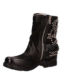 Botín negro de mujer en cuero italiano, estilo urbano, ideal para looks audaces y casuales.