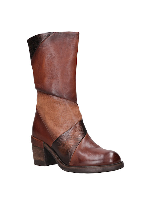 Botín de mujer en color camel, perfecto para combinar con vestidos fluidos y looks casuales.