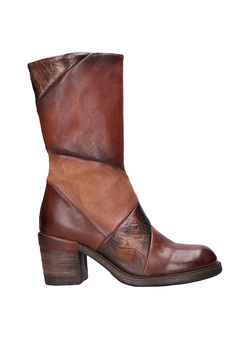 Botín de mujer en color camel, perfecto para combinar con vestidos fluidos y looks casuales.