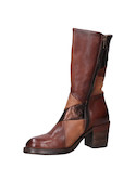 Botín de cuero camel para mujer con acabados mate y metálicos, ideal para un look urbano.