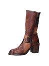 Botín de cuero camel para mujer con acabados mate y metálicos, ideal para un look urbano.