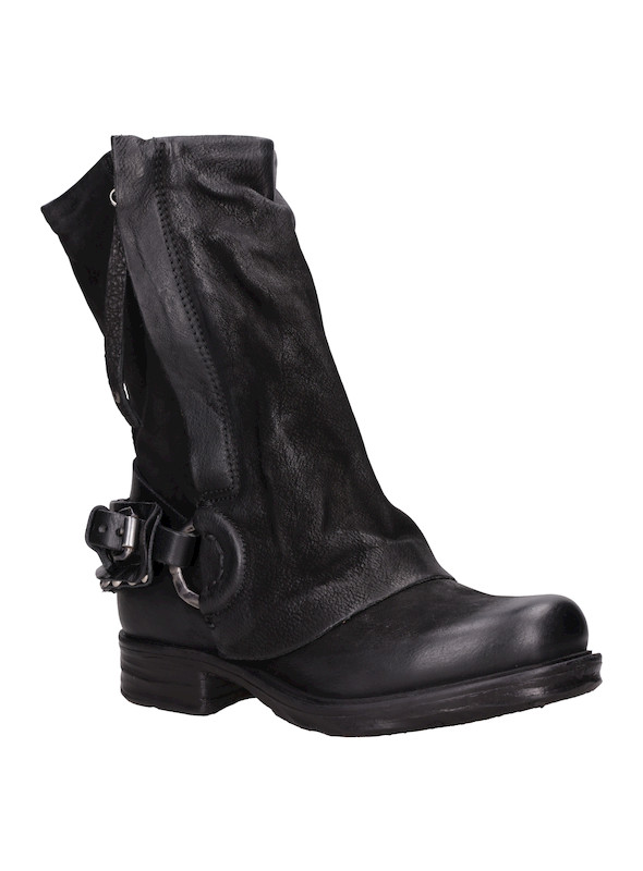 Botín urbano de cuero negro, diseñado para comodidad y presencia en cada paso.