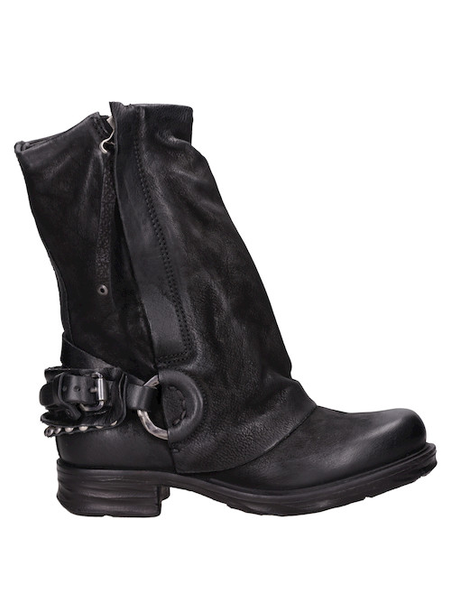 Botín urbano de cuero negro, diseñado para comodidad y presencia en cada paso.