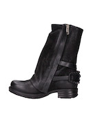 Botín negro con taco bloque de 3 cm, ideal para un look rockero.