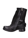 Botín negro con taco bloque de 3 cm, ideal para un look rockero.