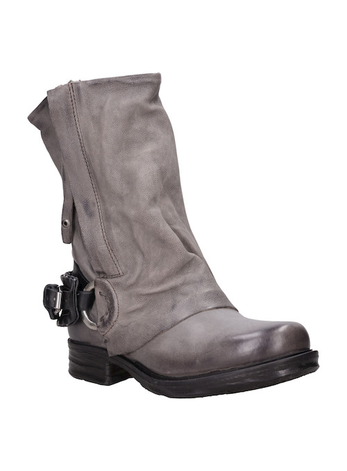 Botín urbano de cuero gris, ideal para destacar con jeans ajustados y chaqueta de cuero.
