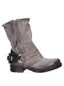 Botín femenino gris con acabado elegante, ideal para combinar con vestidos de verano.