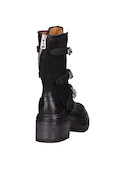 Estilo rockero ideal para combinar con jeans ajustados y chaqueta de cuero.