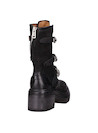 Estilo rockero ideal para combinar con jeans ajustados y chaqueta de cuero.