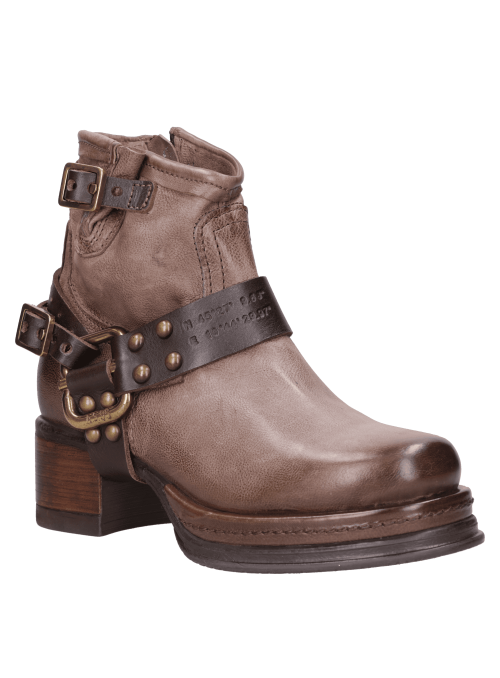 Botín de cuero café para mujer, estilo urbano, con detalles metálicos y tacón de bloque de 5.5 cm.