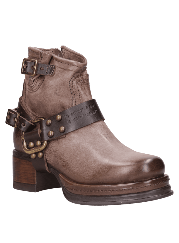 Botín de cuero café para mujer, estilo urbano, con detalles metálicos y tacón de bloque de 5.5 cm.
