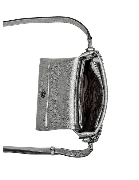 Bandolera de mujer en color plata con acabado metálico, ideal para ocasiones de fiesta y estilo moderno.
