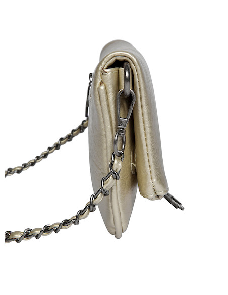 Detalle del material de PU con textura brillante en la bandolera de fiesta para mujer.