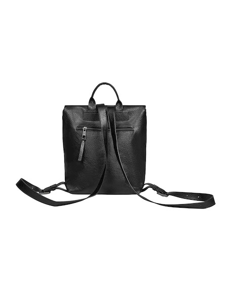 Tirantes ajustables en mochila negra de mujer, adaptándose a tus necesidades y comodidad.