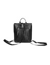 Tirantes ajustables en mochila negra de mujer, adaptándose a tus necesidades y comodidad.