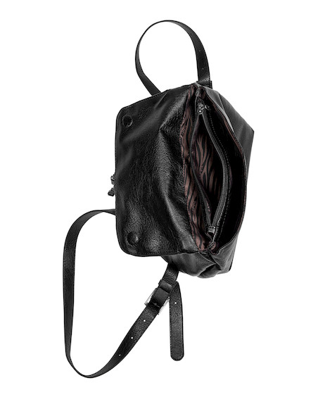 Tres bolsillos organizadores en mochila negra de mujer, perfecta para uso diario y académico.