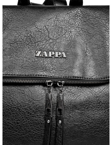Detalle de cierre con broche imán en mochila negra para mujer, diseño moderno y práctico.
