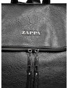 Detalle de cierre con broche imán en mochila negra para mujer, diseño moderno y práctico.
