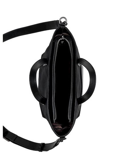 Bandolera negra de mujer en estilo casual, con acabado mate y diseño versátil para uso diario.