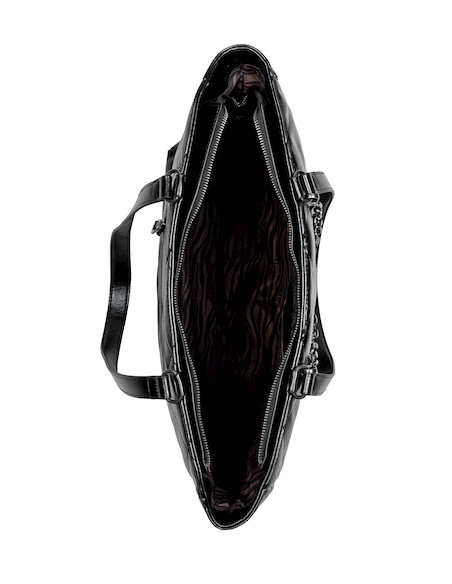 Tote bag negra de mujer con textura brillante y detalles metálicos.