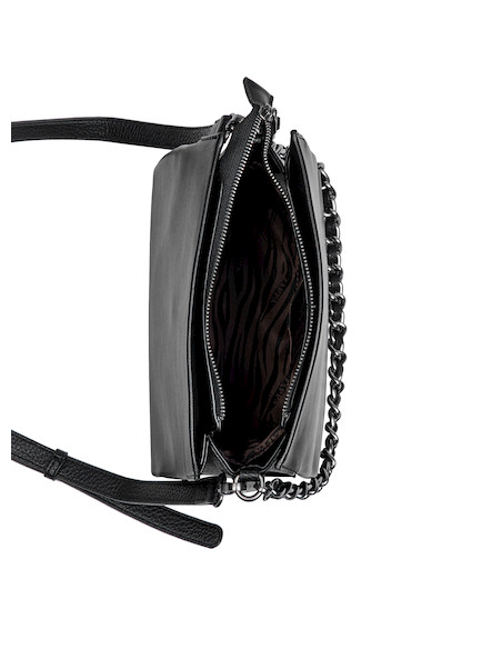 Bandolera negra para mujer con cadena metálica, estilo casual, ideal para aventuras urbanas.
