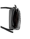 Bandolera negra para mujer con cadena metálica, estilo casual, ideal para aventuras urbanas.